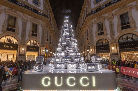 Perché l’albero di Gucci in Galleria a Milano sta  .